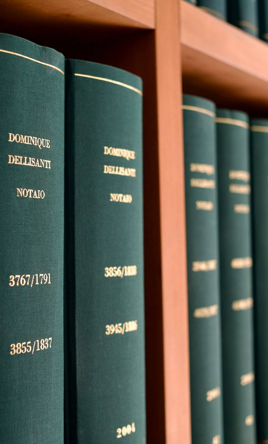 Libri di archivio degli atti notarili conservati nello studio, testimonianza dell’attività e della continuità professionale del notaio.